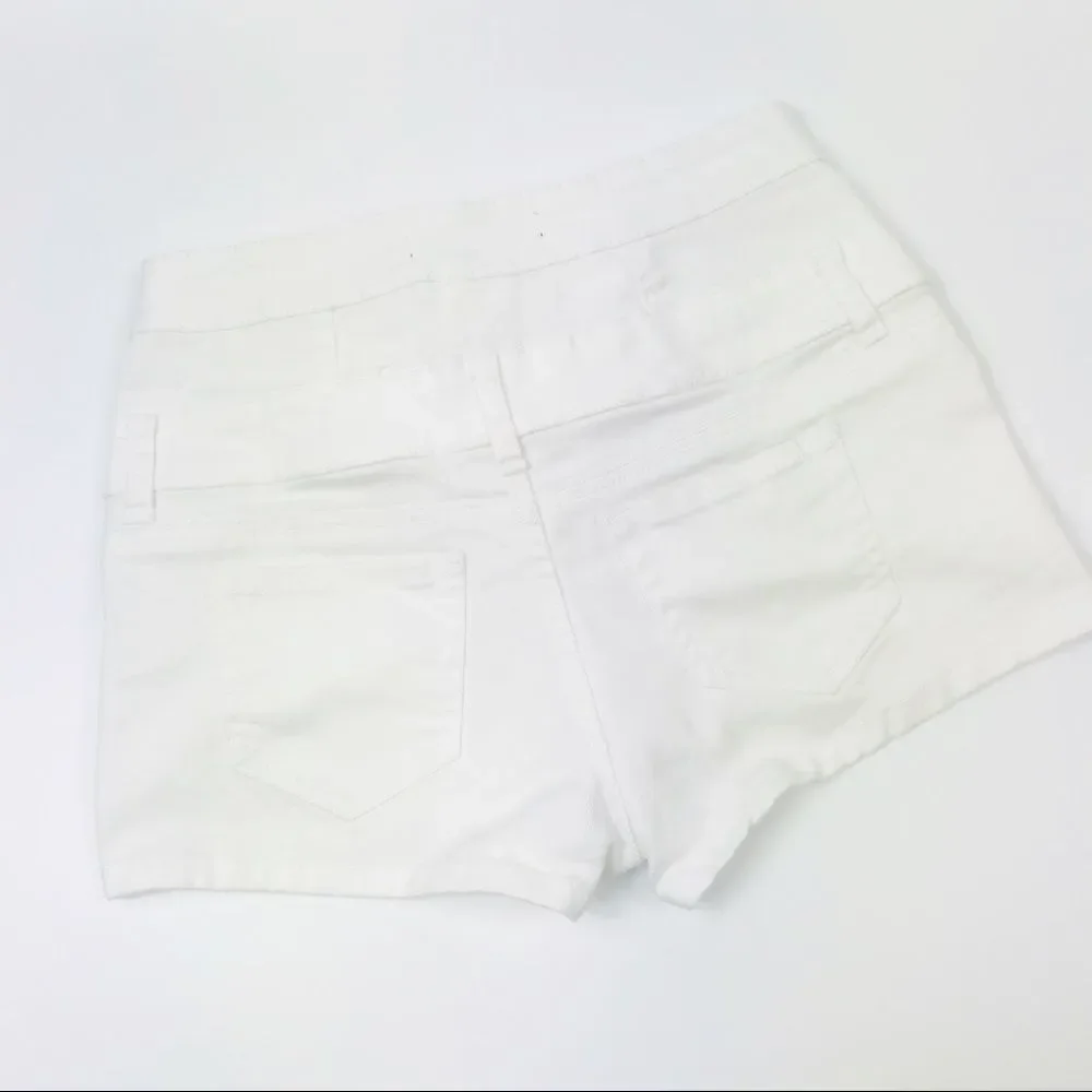 High rise white Urban Basics 6-button shorts - 7
